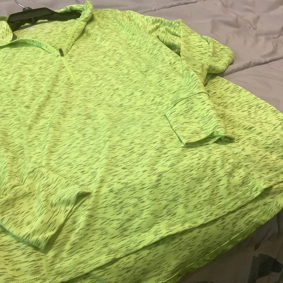 NWOT Bright Lime Green Ladies Xersion long sleeve fitness shirt - Picture 4 of 4